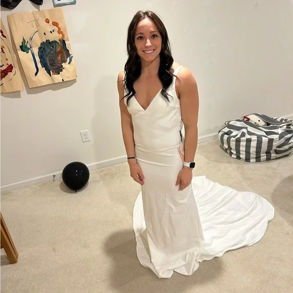 Elegant White Sleeveless Dress - Picture 1 of 7